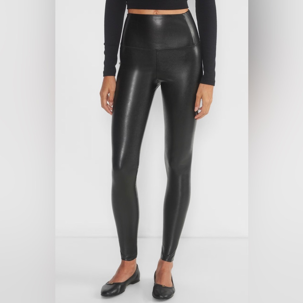 Aritzia women Daria Black Faux Leather pants, medium, with stretch perfect fit!